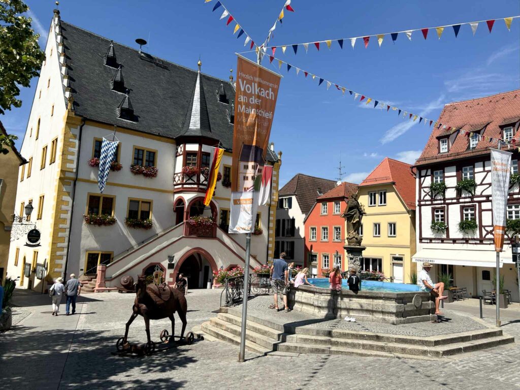 Stadt Volkach Marktplatz und Brunnen