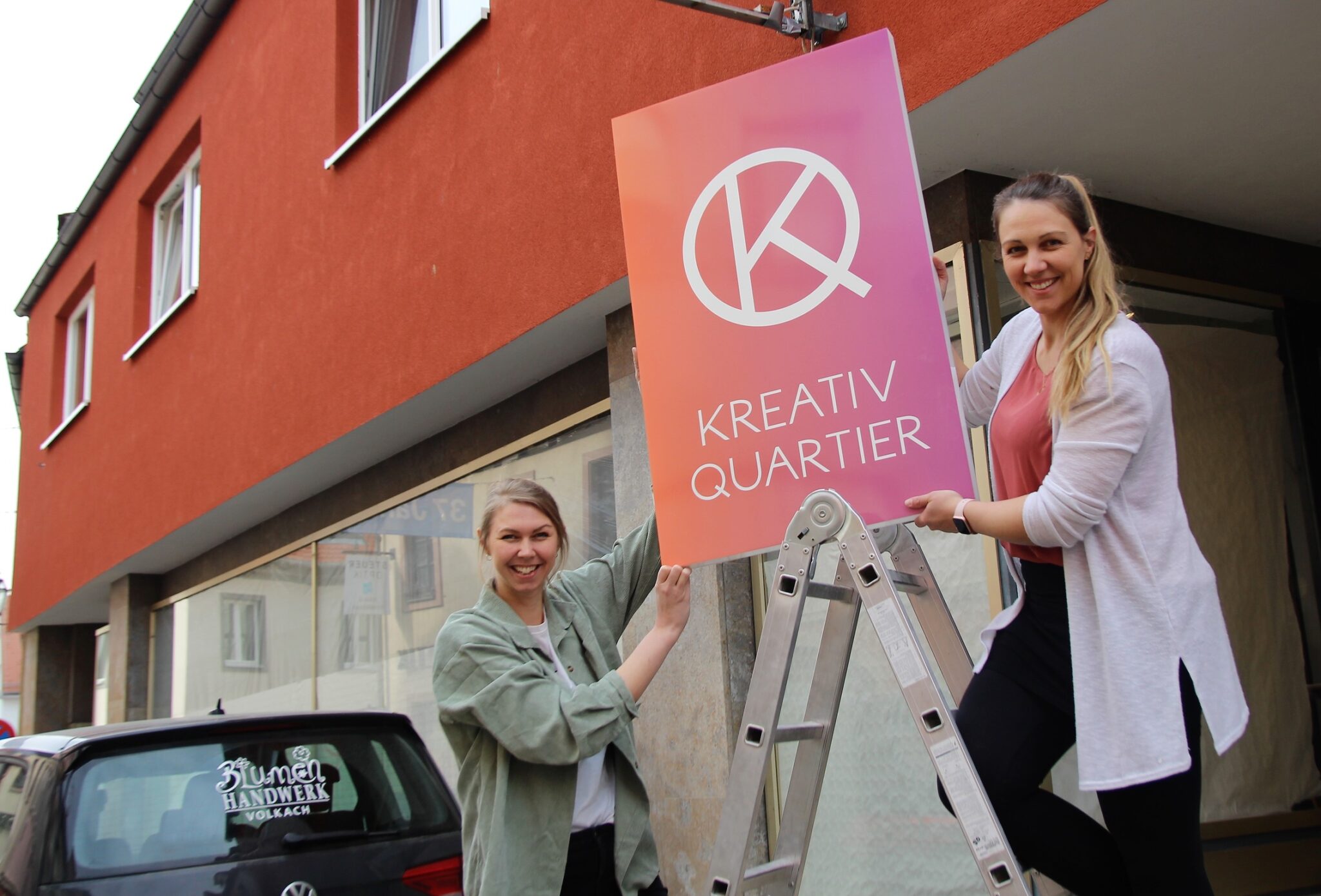 KreativQuartier Schild aufhängen Ellen und Christa