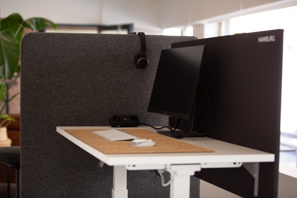 Coworkingplatz Bildschirm