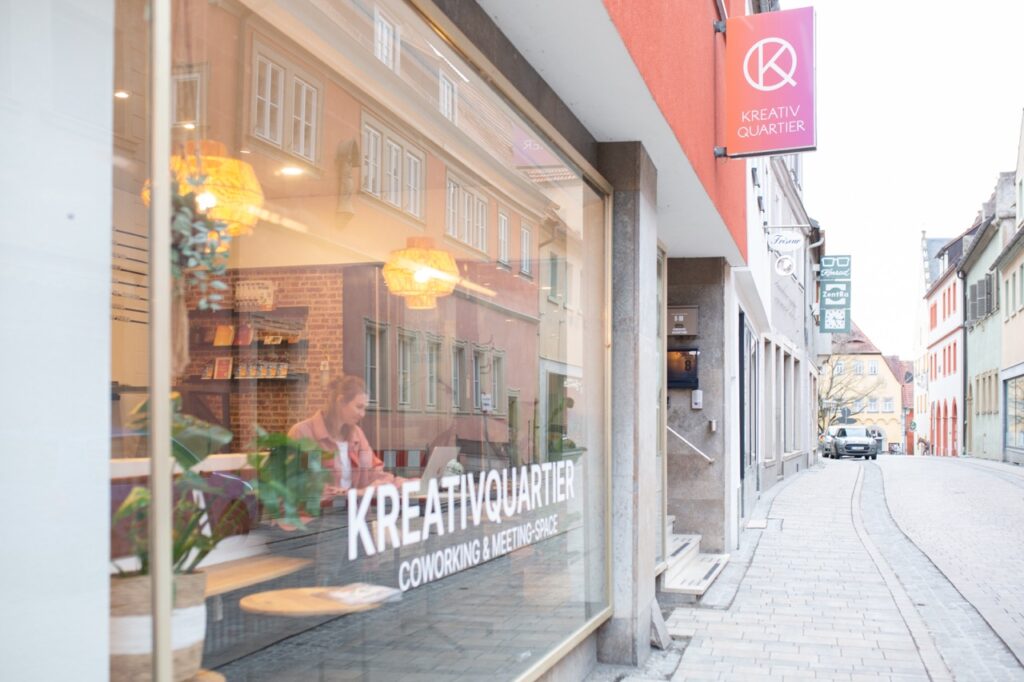 Außenfassade KreativQuartier - Schaufenster und Leuchtschild