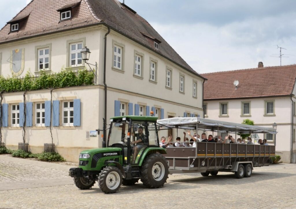Planwagenfahrt durch Weinberge