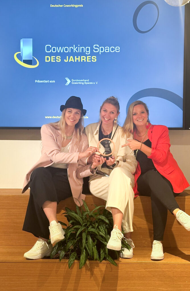 Ellen, Christa und Steffi mit dem Coworkingspace Award in der Hand